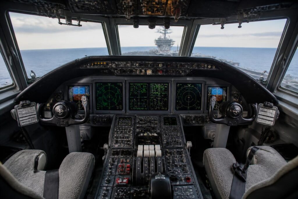 découvrez le grumman e 2 hawkeye, son cockpit innovant et ses missions essentielles au service de la navy. plongez dans l'univers de ce avion de surveillance avancé.