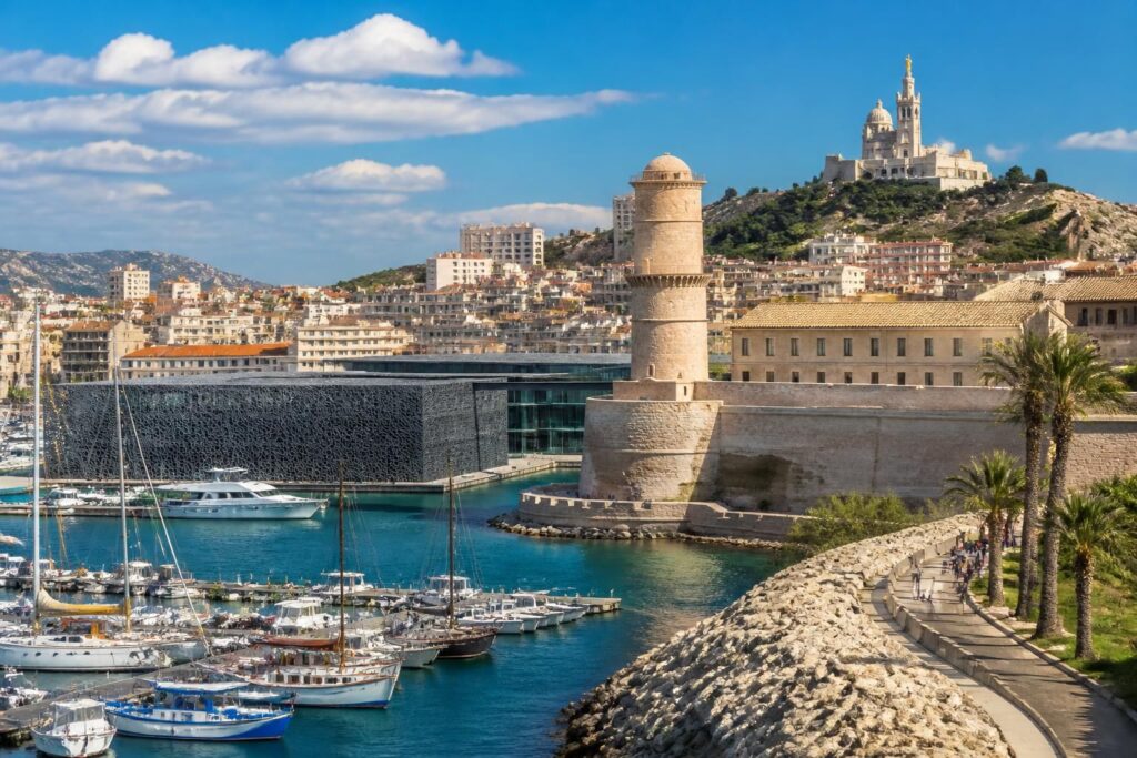 découvrez les monuments emblématiques et les attractions incontournables de marseille, france, pour une visite riche en histoire et culture.