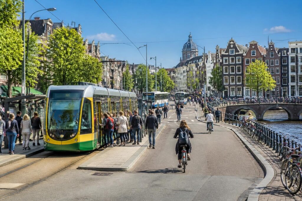 découvrez les tarifs du tram et des autres transports en commun à amsterdam pour planifier facilement vos déplacements dans la ville.