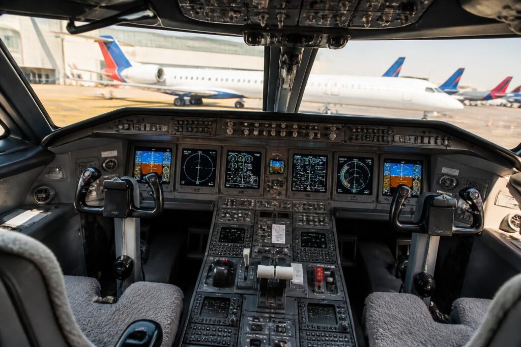 découvrez le crj 900, un avion régional performant : son cockpit, les compagnies qui l'exploitent et ses principales caractéristiques techniques.