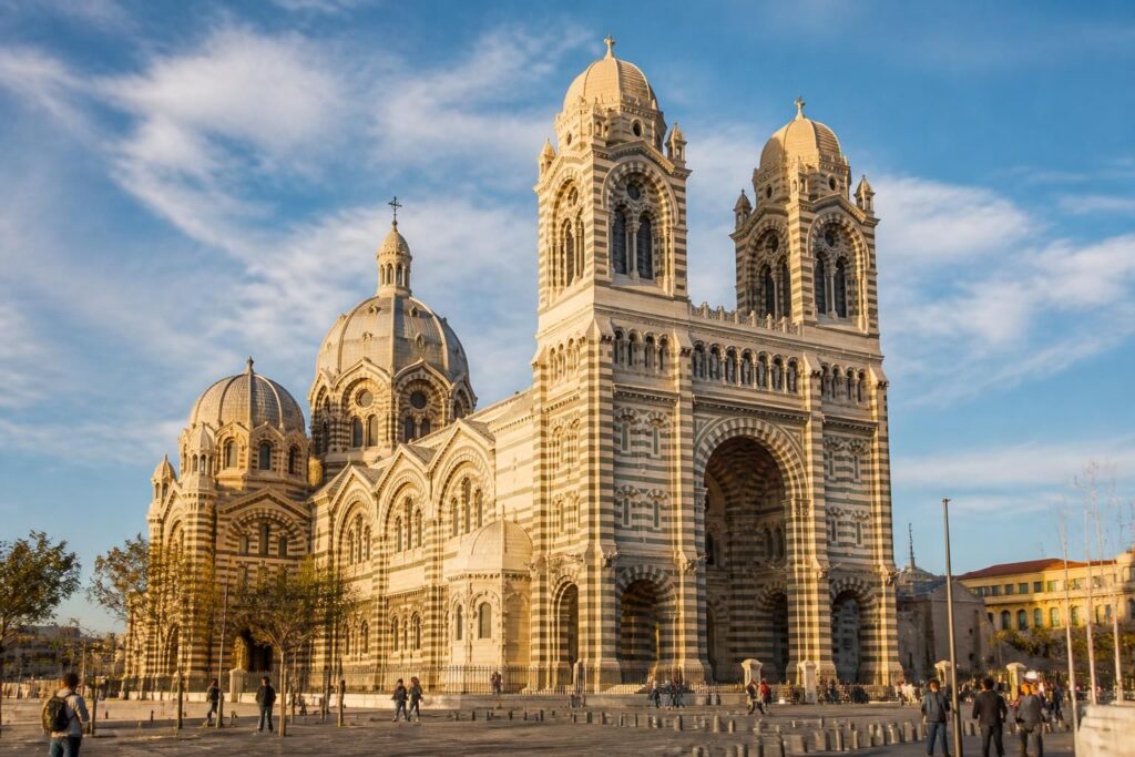 découvrez l'histoire fascinante de la cathédrale de marseille à travers des photos inédites et explorez ce monument emblématique de la ville.