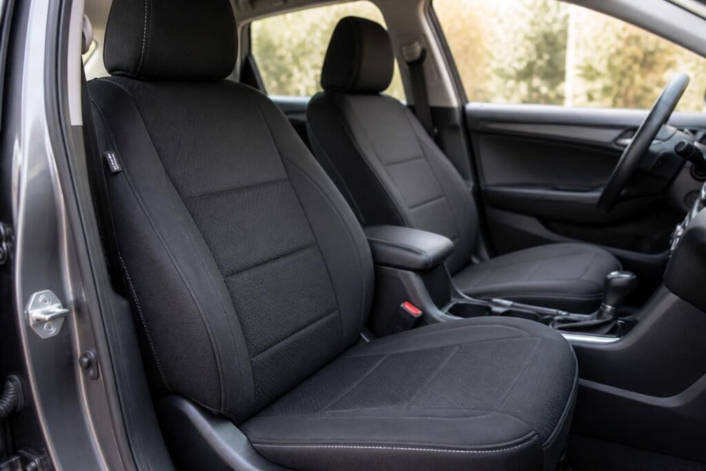 découvrez comment bien protéger vos sièges de voiture avec une housse adaptée. guide complet pour choisir le modèle idéal alliant confort, style et protection.
