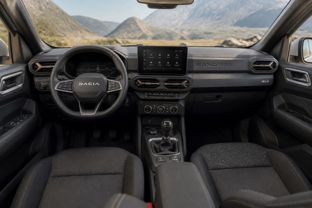 découvrez l’intérieur du dacia sandman 2025-2026 avec un aperçu complet des modèles et des versions 4x4, alliant confort, fonctionnalité et design moderne.