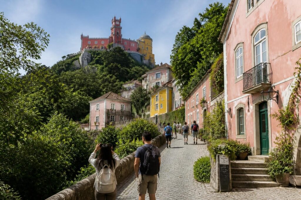 découvrez sintra à pied grâce à nos itinéraires détaillés et conseils pratiques pour explorer cette ville magique en toute tranquillité.